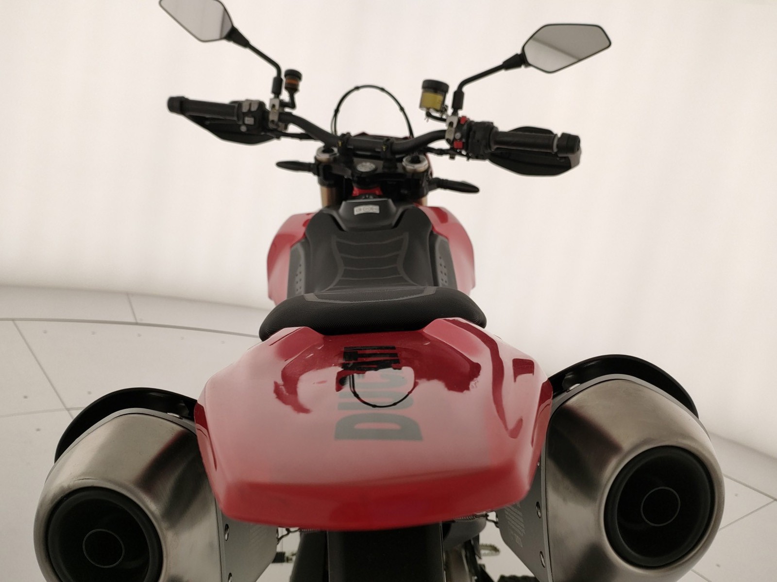 Ducati Hypermotard 698