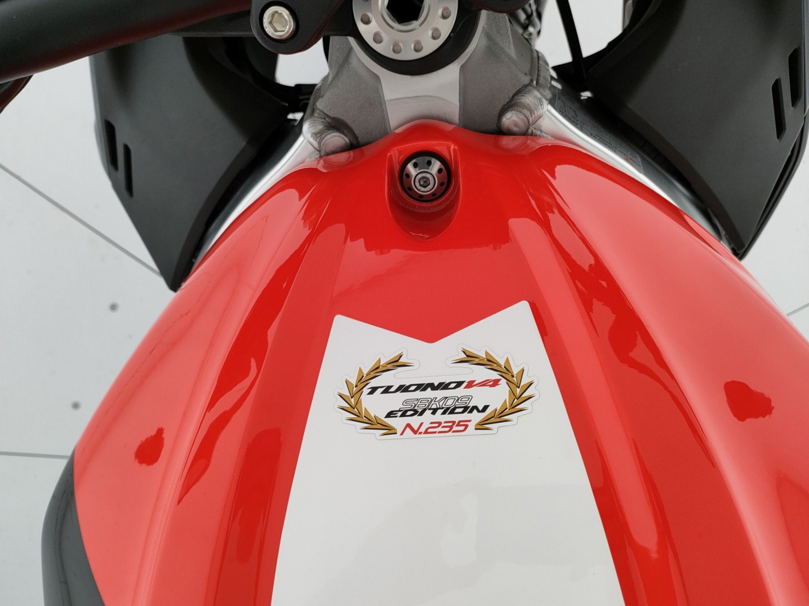 aprilia v4 tuono factory